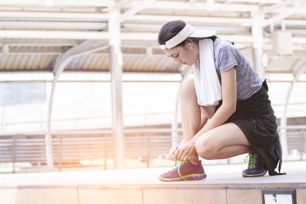 Γυναίκα αθλητής δένοντας ετοιμάζεται για τζόκινγκ παπούτσια για τρέξιμο — Φωτογραφία Αρχείου