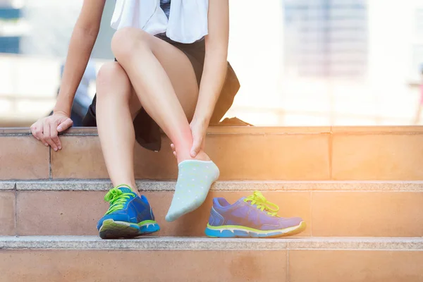 Esporte lesão, jovem mulher fitness segurando seu tornozelo com dor — Fotografia de Stock