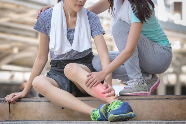 Τραυματισμός του αθλητισμού, νέοι γυμναστήριο γυναίκα κρατώντας το πόδι με πόνο — Φωτογραφία Αρχείου