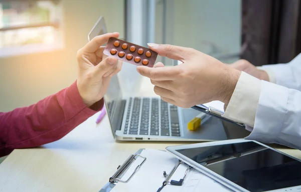 Geneeskunde arts hand geven of het tonen van medicijnen aan patiënt. — Stockfoto