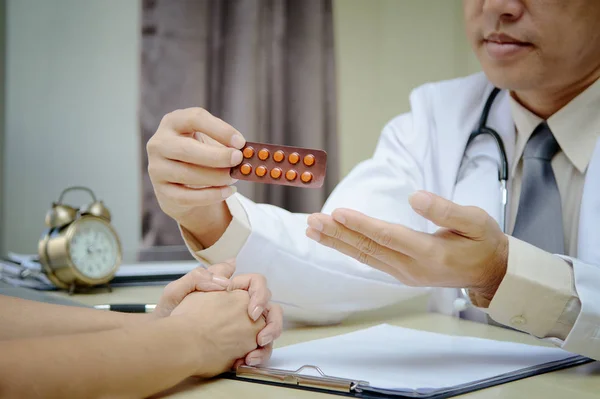 Medicina medico mano dando o mostrando farmaci al paziente . — Foto Stock