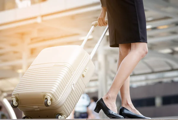 Podnikatelka přijíždí v hotelu s její kufry — Stock fotografie