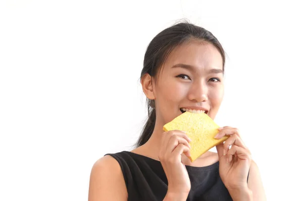 Portrét mladé ženy jíst chleba — Stock fotografie