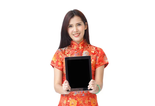 Frau im chinesischen Kleid hält Tablet-Computer auf weißem Hintergrund — Stockfoto