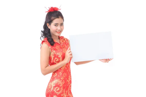 चीनी ड्रेसमध्ये स्त्री पांढरा पार्श्वभूमीवर रिक्त कागद धारण — स्टॉक फोटो, इमेज