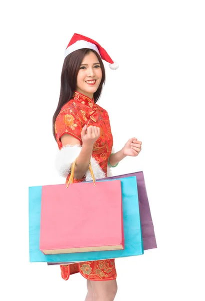 Mulher em vestido chinês segurando saco de compras colorido . — Fotografia de Stock