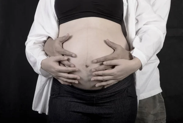 Torso de uma mulher grávida e marido tocar sua barriga — Fotografia de Stock