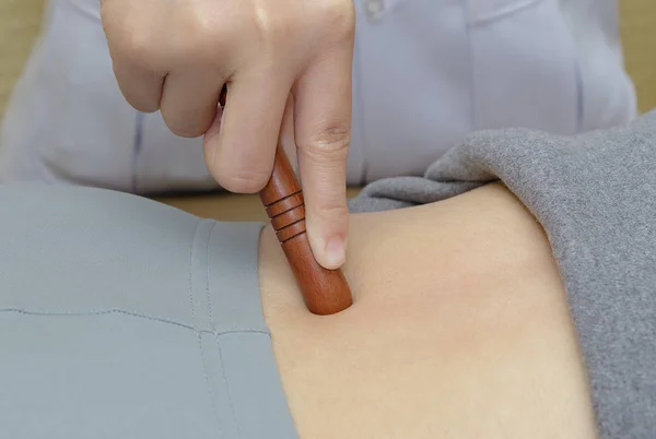 Reflexology massage, Thai spa back treatment by wood stick — Stock Photo, Image