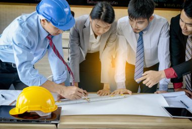 Mimar mühendis mimari proje için toplantı. iş w