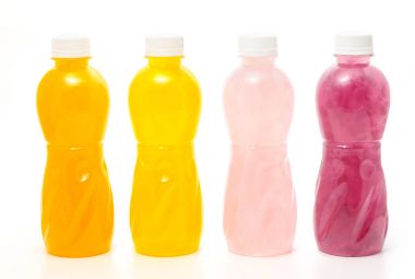Farklı plastik şişe üzerinde beyaz backgrou sağlıklı içecek