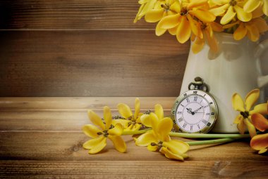 Antika cep saati ile ahşap backg sarı gardenya çiçek
