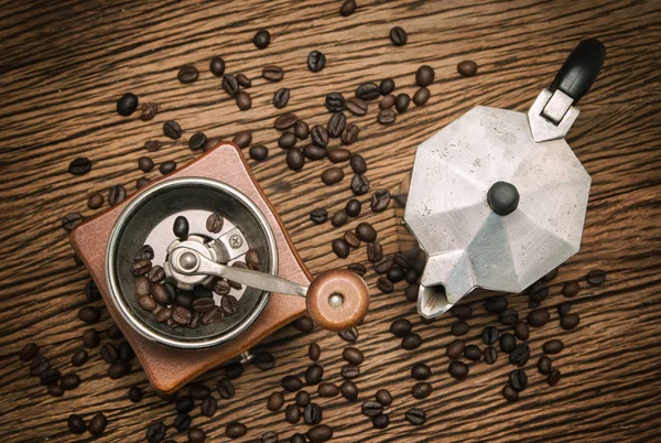 ヴィンテージの木製の机の上のコーヒー豆コーヒー メーカー — ストック写真