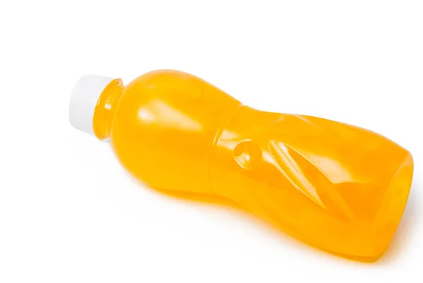 Помаранчевий сік, здорові напої в пластикових пляшках на білому фоні — стокове фото