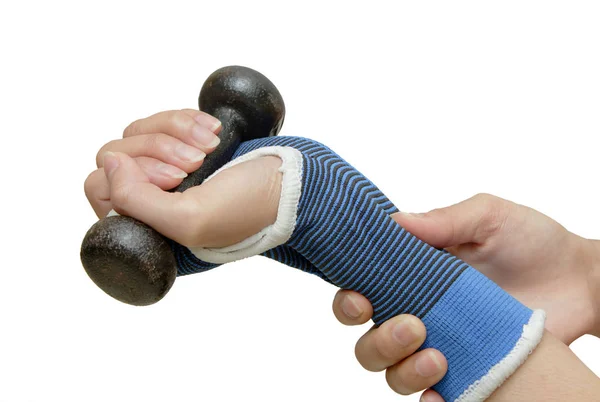 Patiënt vrouw oefening met dumbbell, rehabilitatie concept — Stockfoto