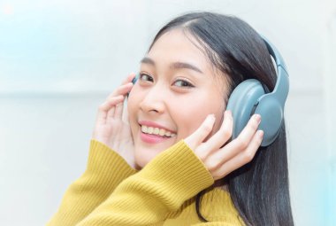 müzik kulaklık ile mutlu bir kadın