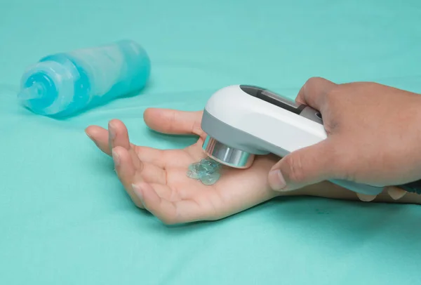 Fisioterapeuta usando sonda de ultra-som na mão do paciente para — Fotografia de Stock