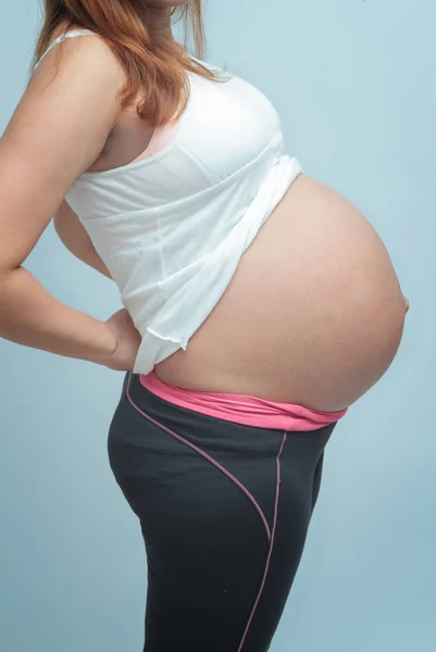 Close-up van een schattige zwangere buik — Stockfoto