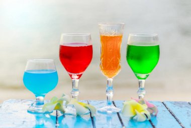 Yaz içecekler ve kokteyller üzerinde bardaklarda beach bulanıklık  