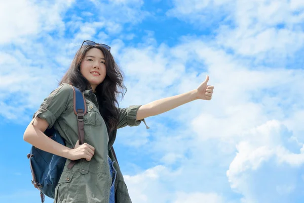 Turista asiático mulher carona no céu azul fundo — Fotografia de Stock