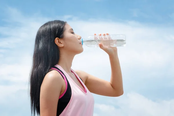 Fitness athlète femme boire de l'eau après l'exercice — Photo
