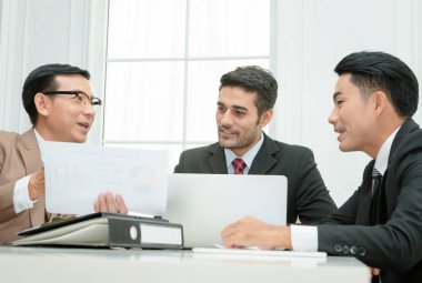 Ofiste çalışan bir grup iş adamı