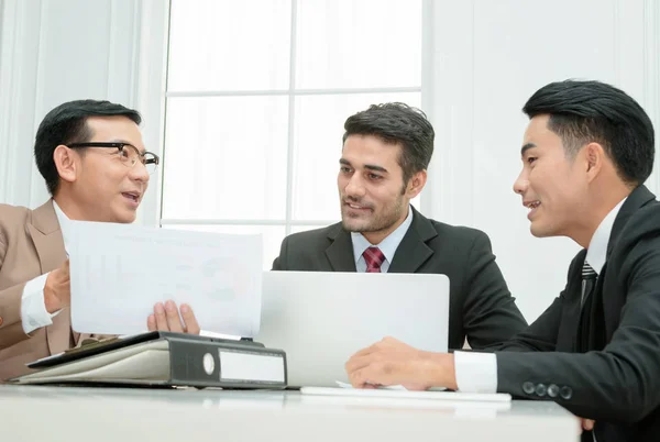 Gruppe von Geschäftsleuten, die im Büro arbeiten — Stockfoto