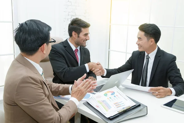 Gente de negocios estrechando la mano y cerrando un acuerdo exitoso — Foto de Stock