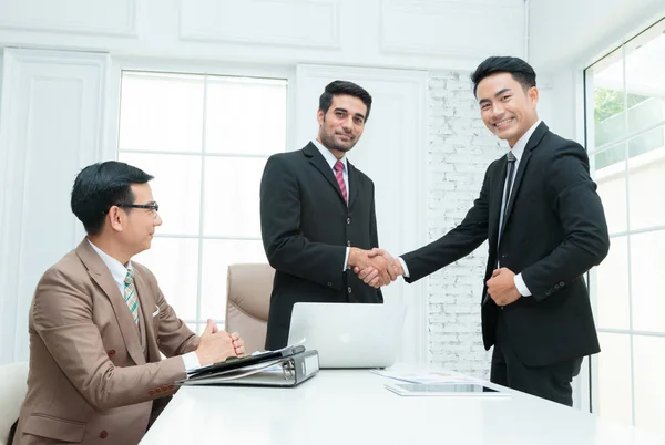 Gente de negocios estrechando la mano y cerrando un acuerdo exitoso — Foto de Stock