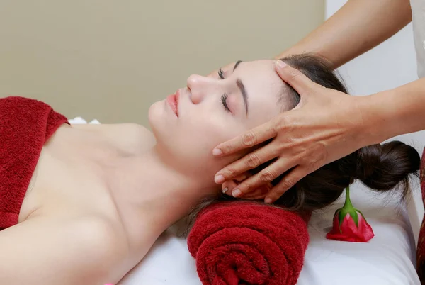 Beautiful woman relaxing in the beauty treatment. Facial massage — Stock Photo, Image