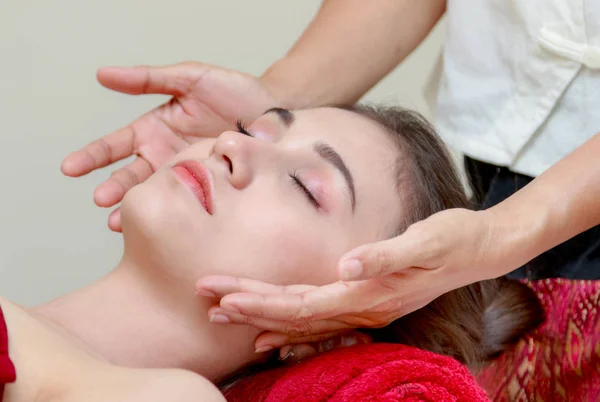 Beautiful woman relaxing in the beauty treatment,Facial massage — Stock Photo, Image