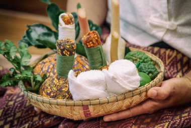 Tay kaplıca tedavisi için bitkisel kompres topu ve malzemeler ot