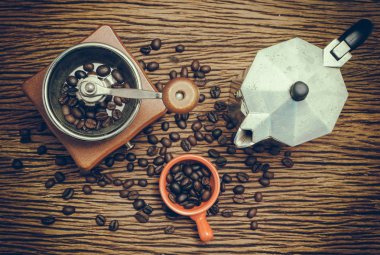 Eski Moka kahve pot el ile kahve değirmeni ve kahve çekirdeği ile ben