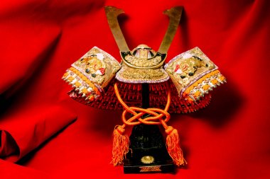 Samuray zırh izole kırmızı zemin üzerine