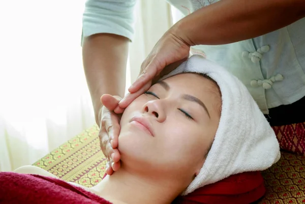 Красива жінка розслабляється в лікуванні краси, масаж обличчя — стокове фото