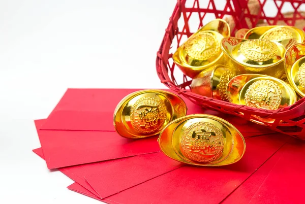 Chinese new year ornaments, red packets, gold ingots on white ba — Stock Photo, Image