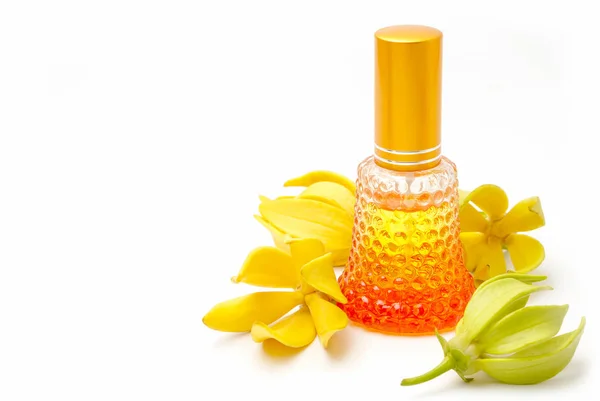 Aceite de Ylang-Ylang con flores, aceite esencial de aromaterapia —  Fotos de Stock