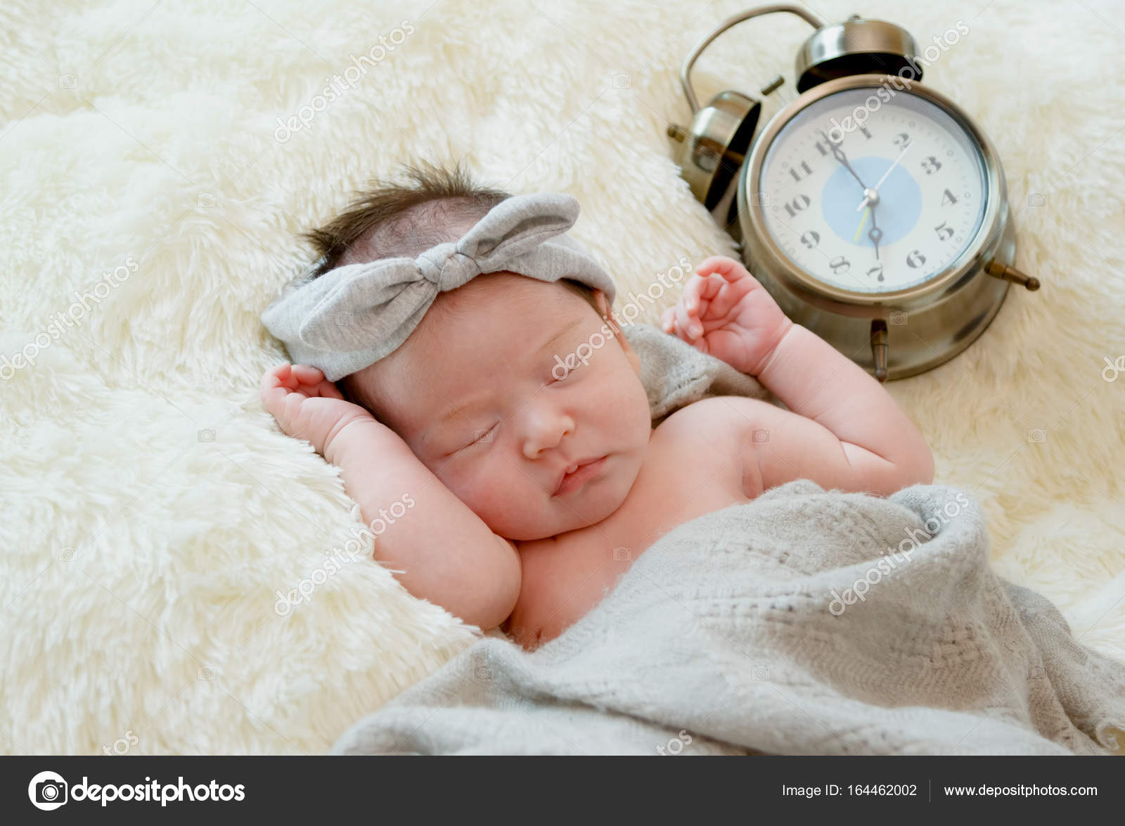 Rever Nouveau Ne Bebe Fille Nue Sur Couverture De Fourrure Avec Horloge Image Libre De Droit Par Plepraisaeng C Rever Nouveau Ne Bebe Fille Nue Sur Couverture De Fourrure Avec Horloge Image Libre De Droit Par Plepraisaeng C