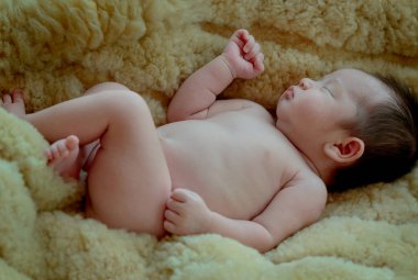 Yeni doğan bebek kız kürk battaniye üzerinde uyuyor