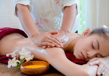 kadın Tay bitkisel getting Spa'da masaj sıkıştırmak