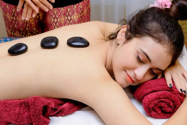 Hot Stone Massage Therapie, junge Frau bekommt Hot Stone Massage — Stockfoto