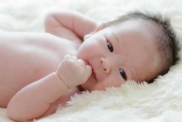 Pasgeboren babymeisje is slapen op bont deken — Stockfoto