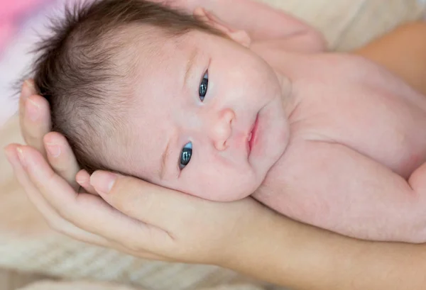 Madre mano celebración lindo bebé recién nacido niña — Foto de Stock