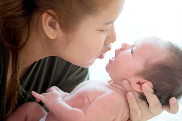 Asiática madre besos su recién nacido bebé chica — Foto de Stock