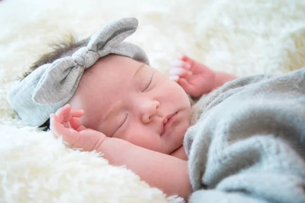 Yeni doğan bebek kız kürk battaniye üzerinde uyuyor — Stok fotoğraf