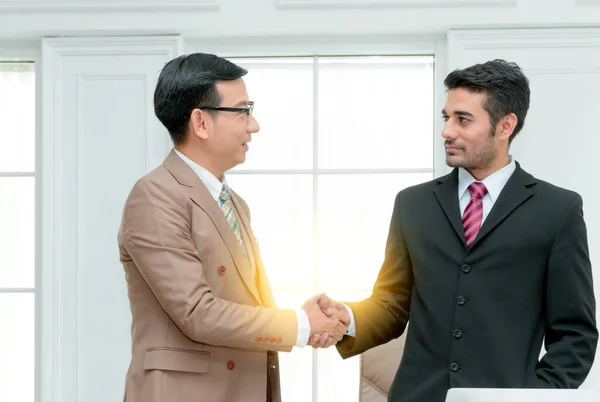 Business partners handshaking na het slaan van de deal — Stockfoto