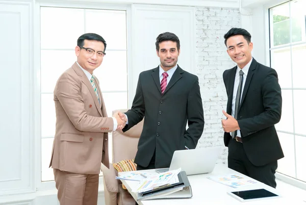 Business partners handshaking na het slaan van de deal — Stockfoto