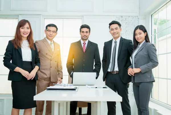 Glücklich lächelndes Business-Team steht in einer Reihe im Büro — Stockfoto