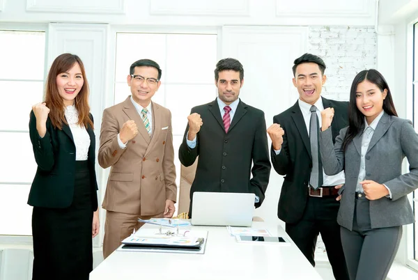 Succesvol business team viert met wapens omhoog — Stockfoto
