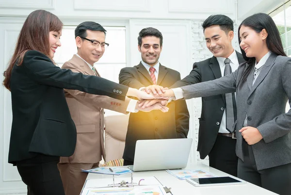 Vertrouwen business mensen stapelen handen in de vergaderzaal — Stockfoto