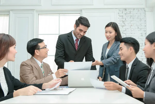 Zakenman gaat contract te ondertekenen. Groep van mensen uit het bedrijfsleven — Stockfoto